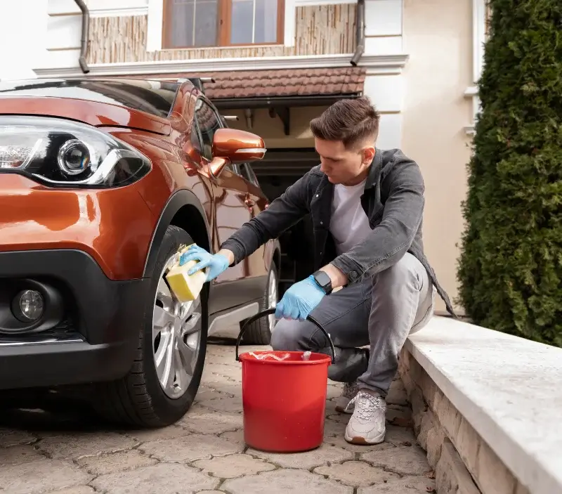 Lavage auto à domicile Menthon-Saint-Bernard : professionnel intervenant sur un véhicule
